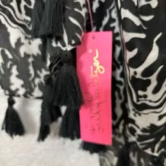 Lilly Pulitzer "Resort" scarf in "Onyx" color and "Reef Madness" pattern NWT - Picture 4 of 4